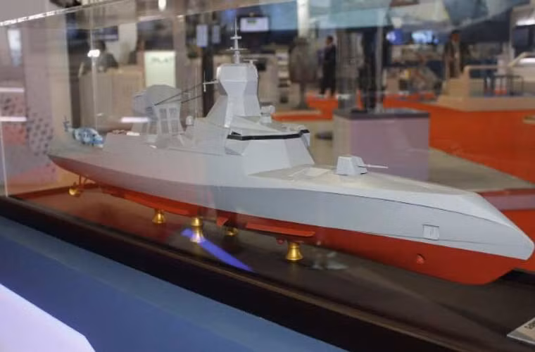 Có thể thấy rõ thiết kế thân tàu C Sword 90 khác xa với nhiều thế hệ tàu chiến hiện nay. Nhà thiết kế CMN cho biết, thiết kế thủy động lực học cho phép tàu đạt khả năng đi biển tuyệt vời trong mọi điều kiện thời tiết, hiệu suất cao về tốc độ cũng như hành trình.