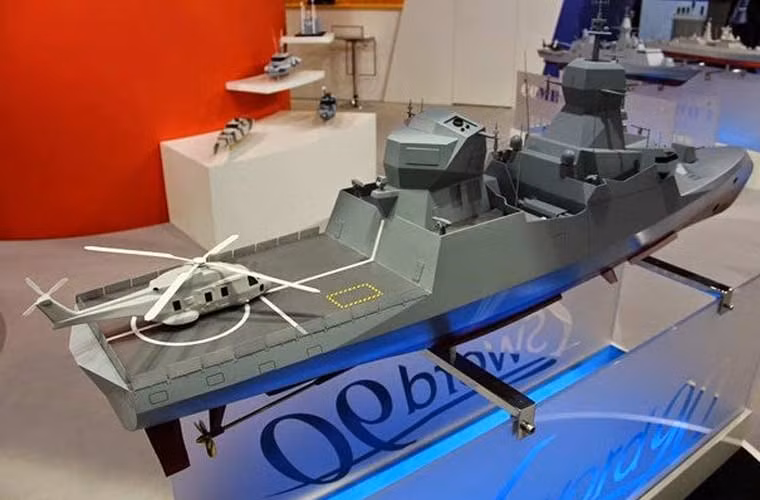 Đuôi tàu tên lửa C Sword 90 có nhà chứa máy bay và sân đáp đáp ứng hoạt động của trực thăng trinh sát/săn ngầm cỡ 10 tấn.