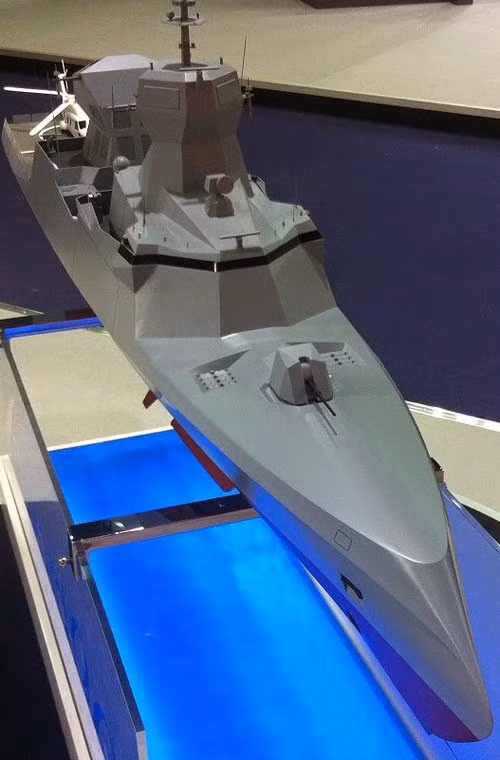 Không chỉ sở hữu thiết kế thủy động lực học tuyệt vời, C Sword 90 còn được trang bị hệ thống cảm biến – vũ khí đặc biệt tối tân. Ví dụ như, CMS đã trang bị cho nó hệ thống radar mạng pha (với bốn mảng pha anten tích hợp trên cột buồn trước - sau cung cấp khả năng giám sát 360 độ liên tục môi trường trên không, trên biển), hệ thống mồi bẫy SYLENA Mk 2 (chống tên lửa dẫn đường hồng ngoại, radar cũng như ngư lôi); hệ thống sonar chống ngầm...