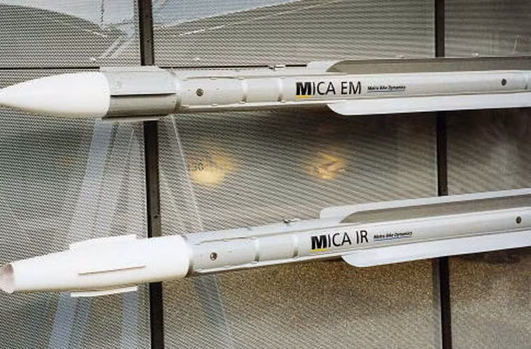 Hệ thống VL MICA được trang bị hai kiểu đạn tên lửa gồm: MICA RF (dùng đầu dò radar chủ động); MICA IR (dùng đầu dò hồng ngoại). Cả hai loại đạt tầm bắn tối đa 20km, tầm cao 9km, tốc độ đánh chặn Mach 3.
