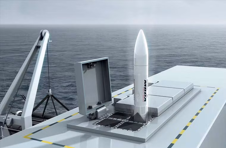 Ở boong trước bố trí các hệ thống phóng thẳng đứng dùng cho hệ thống tên lửa phòng không VL MICA.