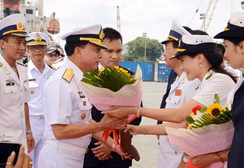 Đón tàu và thủy thủ đoàn tại cầu cảng có đại diện Bộ tư lệnh Hải quân Việt Nam, Bộ tư lệnh Vùng 2 Hải quân, Cục Đối ngoại - Bộ Quốc phòng, Bộ tư lệnh Quân khu 7, Bộ tư lệnh TP HCM, Bộ chỉ huy Bộ đội biên phòng TP HCM, Sở Ngoại vụ, Đại sứ và Tổng lãnh sự Thái Lan tại TP HCM.Ảnh: QĐND
