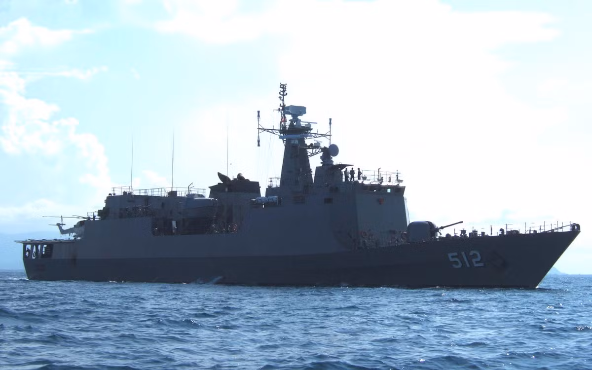 HTMS Narathiwat có lượng giãn nước 1.440 tấn, dài 95,5m, rộng 11,6m, mớn nước 3m, thủy thủ đoàn 84 người.