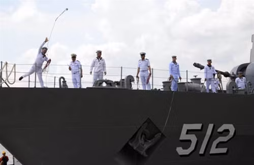 Thủy thủ đoàn đang quăng dây neo tàu vào cầu cảng TP HCM. Ảnh: QĐND