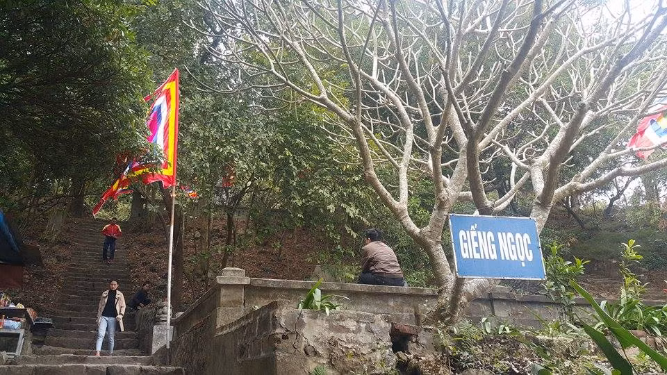 Dan dua nhau ve uong nuoc gieng Ngoc 700 nam o Hai Duong