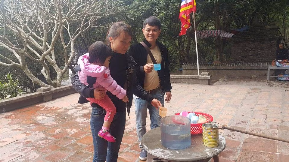 Dan dua nhau ve uong nuoc gieng Ngoc 700 nam o Hai Duong-Hinh-12