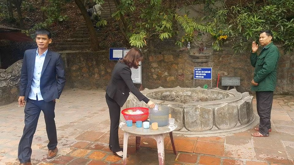 Dan dua nhau ve uong nuoc gieng Ngoc 700 nam o Hai Duong-Hinh-13