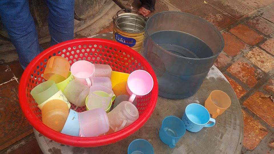 Dan dua nhau ve uong nuoc gieng Ngoc 700 nam o Hai Duong-Hinh-5