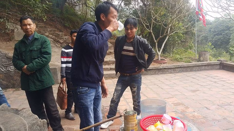 Dan dua nhau ve uong nuoc gieng Ngoc 700 nam o Hai Duong-Hinh-9