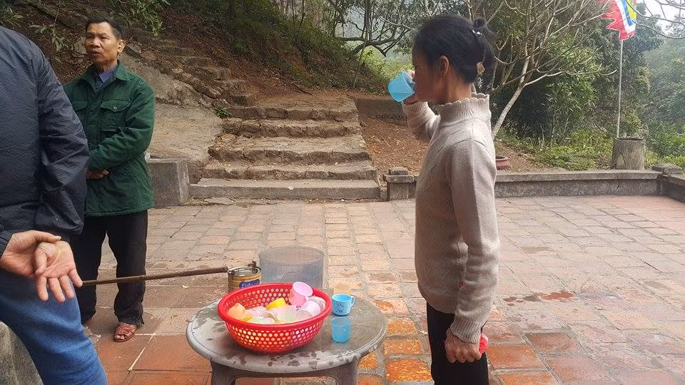 Dan dua nhau ve uong nuoc gieng Ngoc 700 nam o Hai Duong-Hinh-14