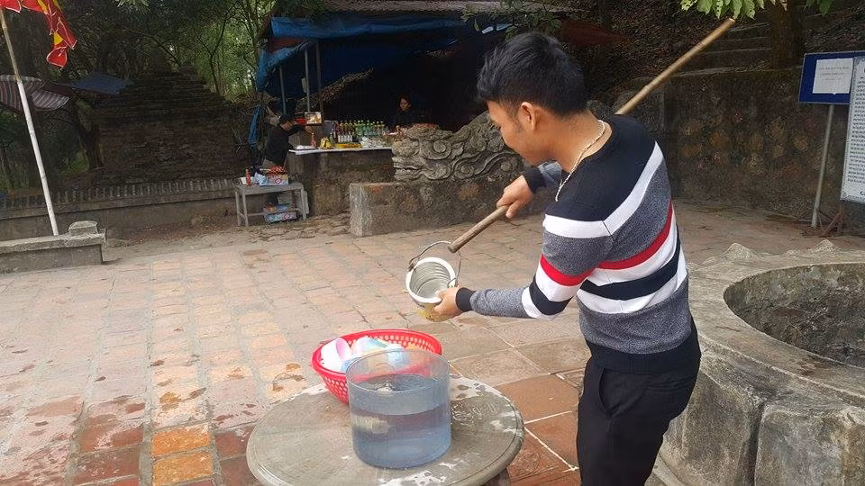 Dan dua nhau ve uong nuoc gieng Ngoc 700 nam o Hai Duong-Hinh-11