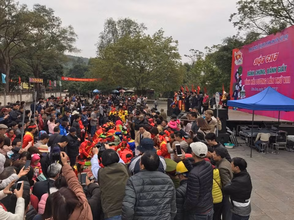 Bánh chưng, bánh giầy có vị trí đặc biệt trong tâm thức cộng đồng người Việt có từ thời Hùng Vương thứ 6, gắn liền với câu chuyện về hoàng tử Lang Liêu. Bánh chưng hình vuông màu xanh, tượng trương cho trái đất. Bánh giầy hình tròn màu trắng tượng trưng cho trời. Bánh chưng - bánh giầy thể hiện, triết lý âm dương. Bánh chưng dành cho mẹ, bánh giầy dành cho cha. Bánh chưng, bánh giầy là thức ăn trang trọng, cao quý nhất để cúng tổ tiên.