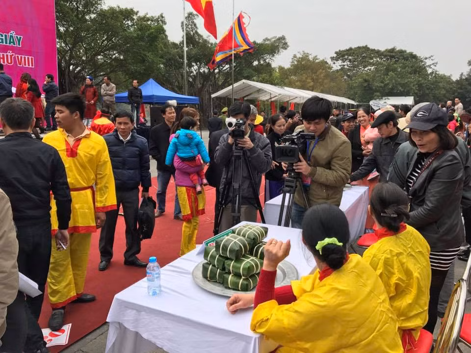 Từ năm 2013 đến nay, Hội thi bánh chưng, bánh giầy trong lễ hội truyền thống mùa xuân Côn Sơn – Kiếp Bạc được tổ chức mỗi năm một lần vào hội tháng Giêng, mục đích thể hiện lòng biết ơn của con cháu đối với thánh, phật. Bánh đạt giải trong hội thi sẽ dùng để dâng lên Đức thánh Trần, Đức Nguyễn Trãi. Bánh chay được dâng lên đức phật ở chùa Côn Sơn và làm vật phẩm để tế trời đất núi Ngũ Nhạc.