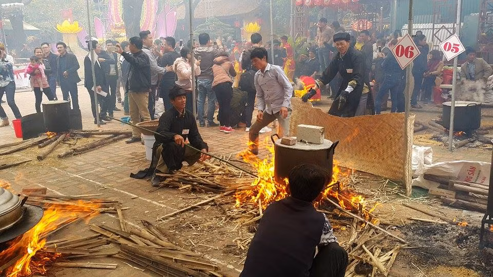 Các đội nổi lửa nấu xôi để giã bánh giầy.