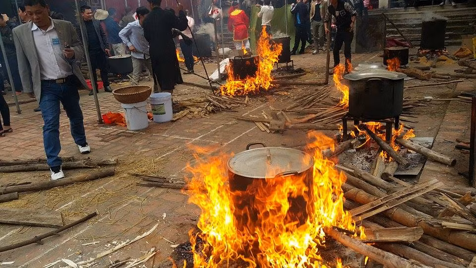 Hội thi có sự tham dự của nghệ nhân đến từ các đội của các huyện, thị xã, thành phố trong tỉnh Hải Dương. Trong một khoảng thời gian rất ngắn: khoảng 5 phút gói bánh chưng, 20 phút nấu xôi và giã bánh giầy, các đội đều hoàn thành phần thi của mình.