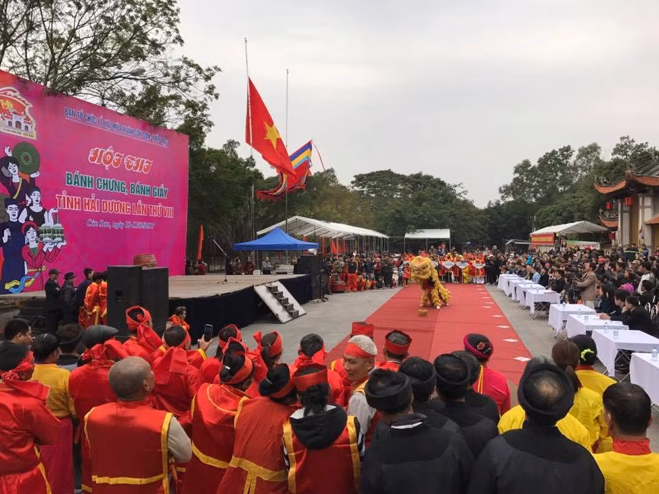 Ngày 10/2 (tức 14 tháng giêng Âm Lịch), nằm trong khuôn khổ các hoạt động lễ hội Côn Sơn – Kiếp Bạc 2017, hội thi bánh chưng, bánh giầy đã diễn ra trong không khí sôi nổi mang đậm nét truyền thống văn hóa dân tộc.