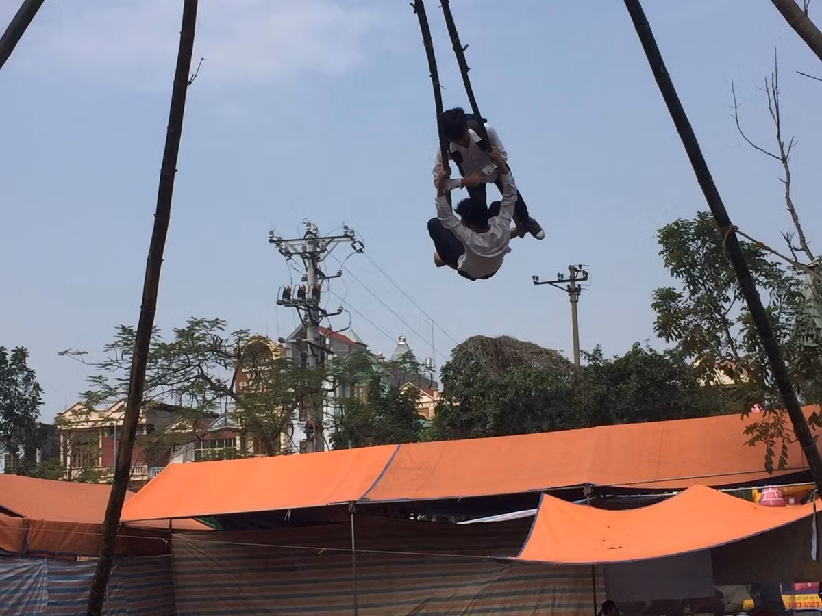 Chơi đu luôn lôi cuốn các bạn trẻ.