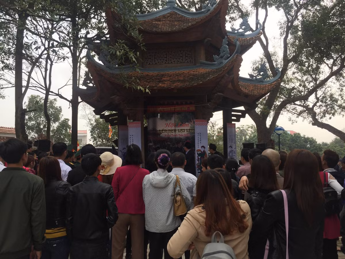 Tại khu vực đồi Lim, Ban tổ chức đã xây dựng các chòi hát được bê tông hóa. Trong những chòi hát này, hàng trăm làn điệu dân ca quan họ được các liền anh, liền chị thể hiện trong nghệ thuật hát đối đáp đạt tới trình độ nghệ thuật cao, sự hội tụ tuyệt vời của thơ ca, nhạc, họa và cả tình của người quan họ.