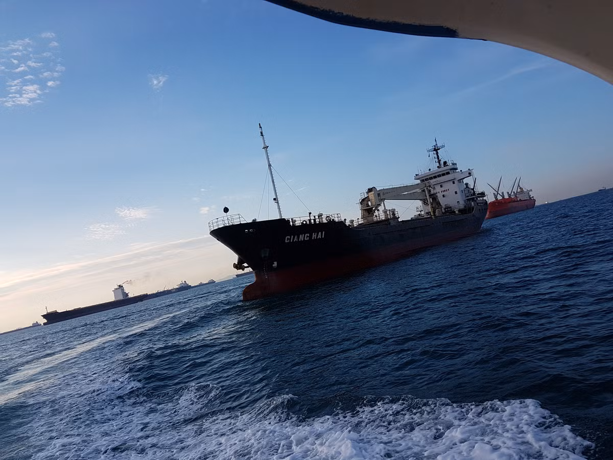 Cuop bien ban chet mot nguoi, bat coc 6 thuyen vien Viet Nam