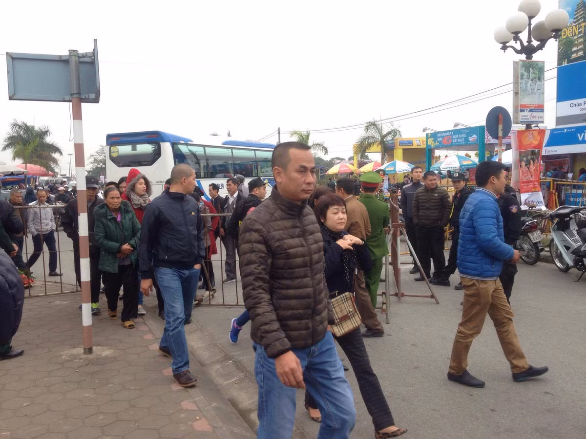 Nam Dinh: Hon 2.000 nguoi dam bao an ninh le Khai an den Tran-Hinh-7