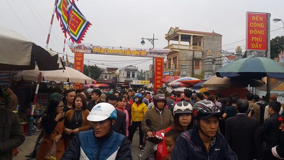 Anh: Dong nguoi chen chuc den cho Vieng mua may ban rui
