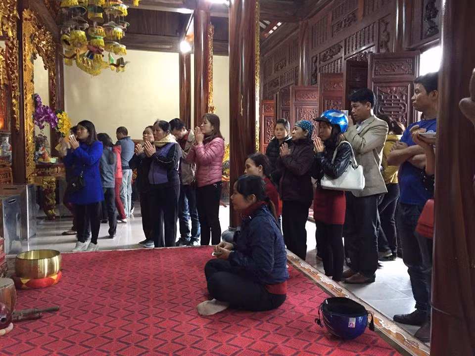 Nhiều người cầu may mắn đầu năm tại các di tích quanh nơi diễn ra Hội chợ Viềng.