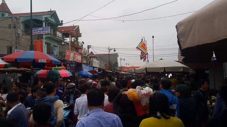 Dòng người đông nghịt chen chân vào Phủ Dầy (Kim Thái, Nam Định)