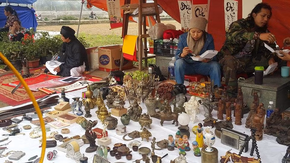 Đồ cổ được bày bán luôn hút khách.