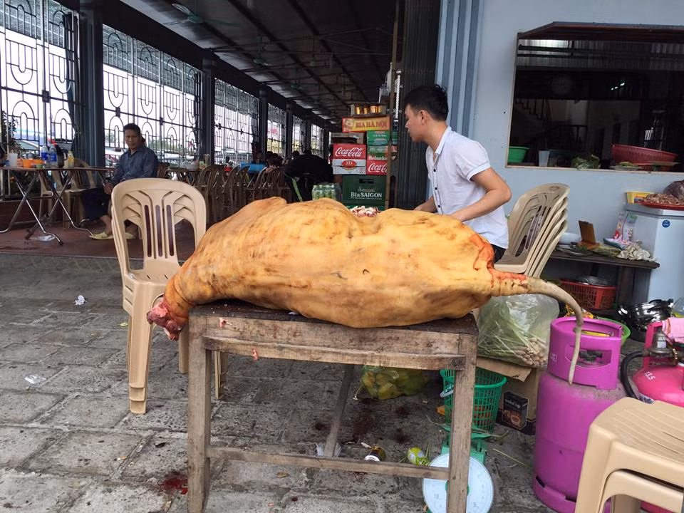 Hàng trăm con bò, bê được mổ bán phục vụ khách đến chợ Viềng.