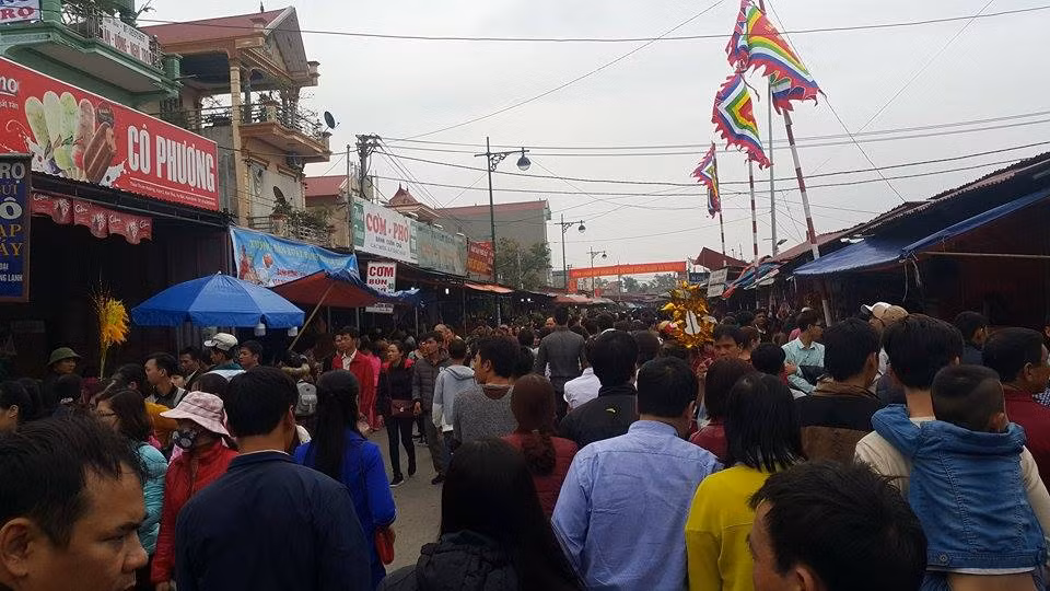 Để đảm bảo an toàn giao thông, an ninh trật tự tại chợ Viềng, Công an tỉnh Nam Định đã điều động gần 200 cán bộ gồm các lực lượng CSGT, CSCĐ, CSTT... tham gia đảm bảo an toàn cho lễ hội.