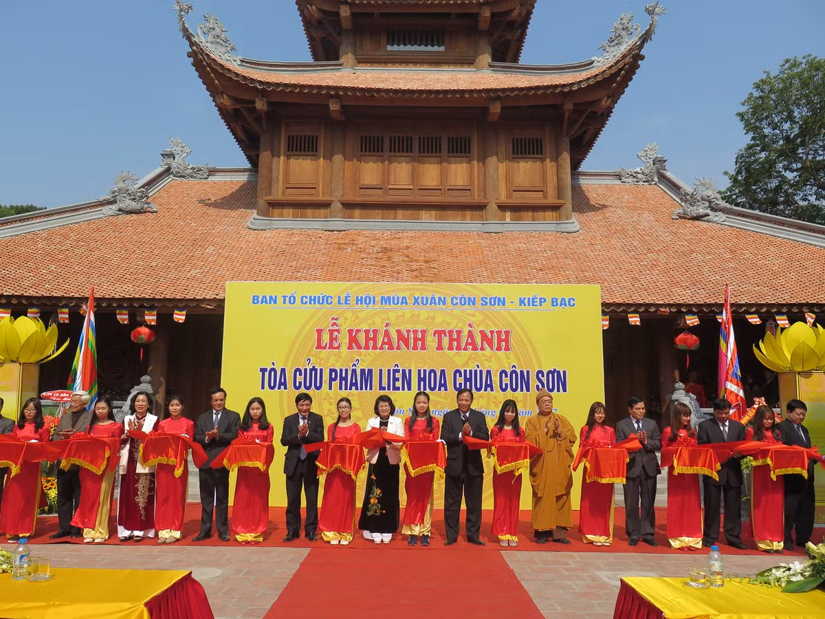 Hang nghin nguoi tung bung tray Hoi xuan Con Son - Kiep Bac-Hinh-3