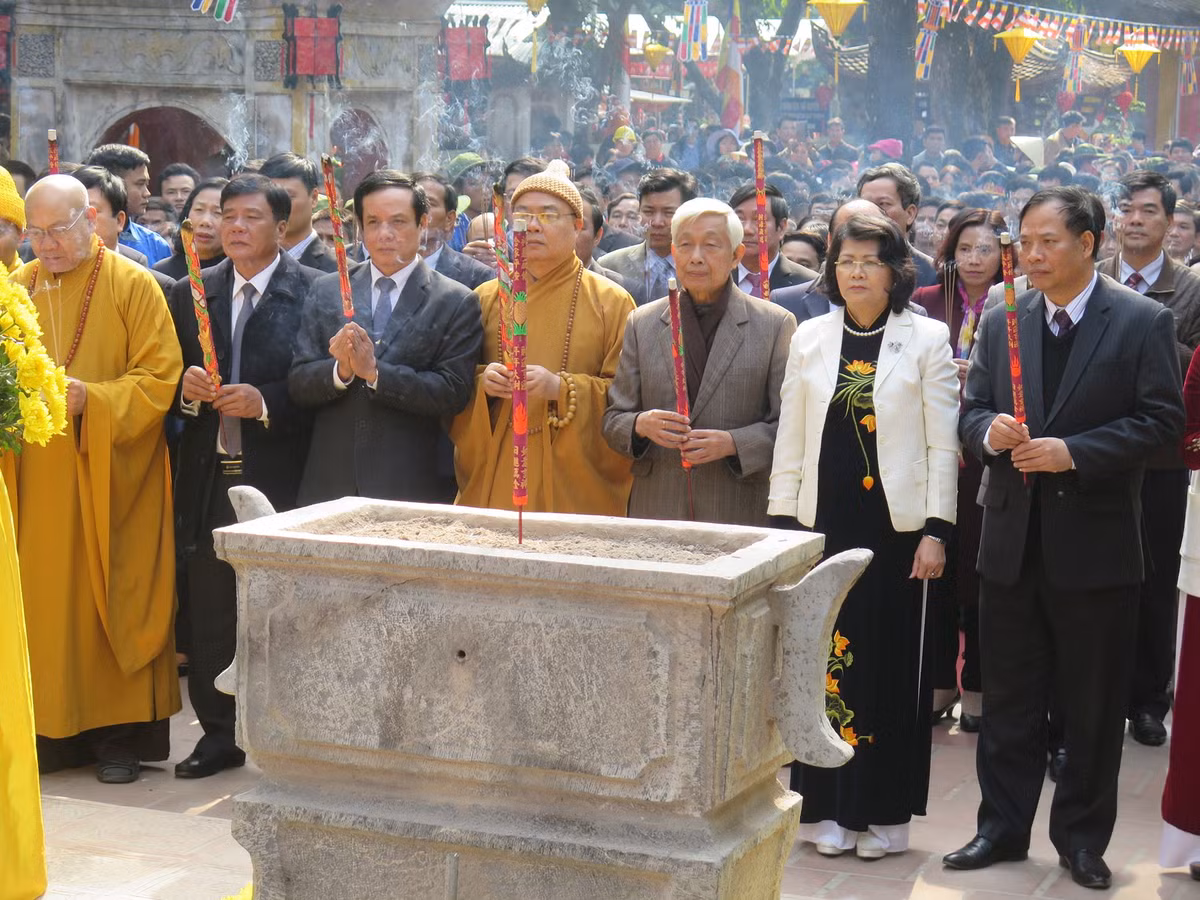 Hang nghin nguoi tung bung tray Hoi xuan Con Son - Kiep Bac-Hinh-4