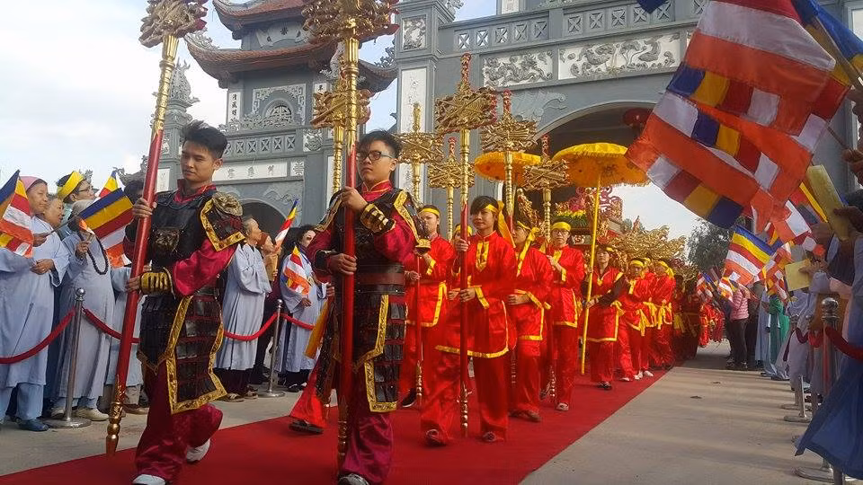 Ngoài ra để đảm bảo vệ sinh môi trường, Ban quản lý Hội xuân Yên Tử đã bố trí hơn 40 người tham gia dọn vệ sinh toàn bộ tuyến đường hành hương. Bên cạnh đó, cắt cử lực lượng giám sát để không xảy ra tình trạng đổi tiền lẻ hưởng chênh lệch hay bán hàng rong, chèo kéo chào mời du khách thiếu văn minh lịch sự. Các hàng quán, dịch vụ cũng được Ban quản lý bố trí đúng quy định, đảm bảo cảnh quan khuôn viên khu di tích. Hướng dẫn quy định giá niêm yết dịch vụ đối với các hộ kinh doanh tại đây. Đồng thời, xây dựng quy chế phối hợp quản lý hoạt động xe taxi và xe ôm tại khu di tích Yên Tử… Công tác an ninh trật tự thường xuyên được tăng cường tuần tra, đảm bảo an toàn về người và tài sản cho du khách.