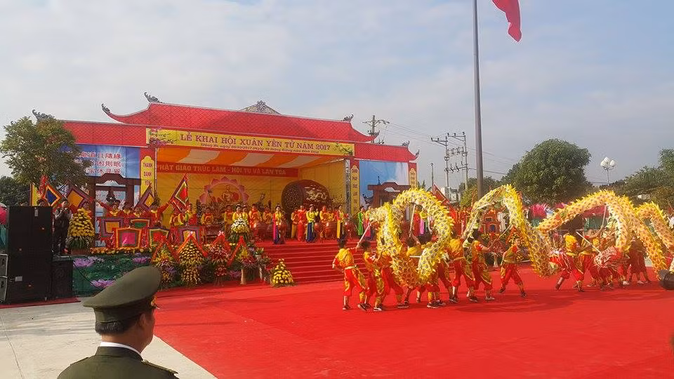 Tại lễ khai hội, các đại biểu, du khách cũng được nghe giới thiệu những giá trị độc đáo của Yên Tử - nơi hội tụ khí thiêng sông núi, từ xa xưa đã thu hút nhiều tăng ni về tu hành, đạt đạo.