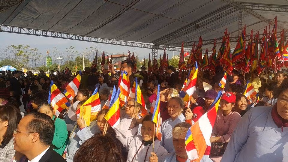 Đông đảo tăng ni, phật tử về dự lễ khai mạc.