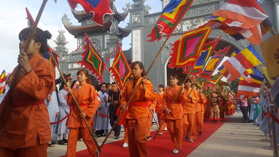 Năm nay, công tác tổ chức lễ hội cũng có nhiểu nét đổi mới nhằm phục vụ du khách về tham quan, vãng cảnh ngày một tốt hơn. Cụ thể, khu vực dịch vụ bến đỗ xe cho du khách được mở rộng diện tích từ 4,6 ha năm 2016 lên đến 12,1 ha năm 2017 (mở rộng thêm 7,5 ha so với bến cũ), có sức chứa 1,5 vạn xe máy và 3.000 xe ô tô các loại. Dịch vụ xe điện cũng được Ban tổ chức Hội xuân Yên Tử bố trí lên đến 68 xe (tăng 30 chiếc), chia làm 2 chặng với giá vé từ 10.000 đến 15.000 đồng/lượt, tùy theo từng chặng. Ngoài ra, năm nay sẽ có thêm dịch vụ vận chuyển trọn gói bao gồm dịch vụ xe điện và dịch vụ cáp treo với giá vé khứ hồi là 300.000 đồng/vé. 