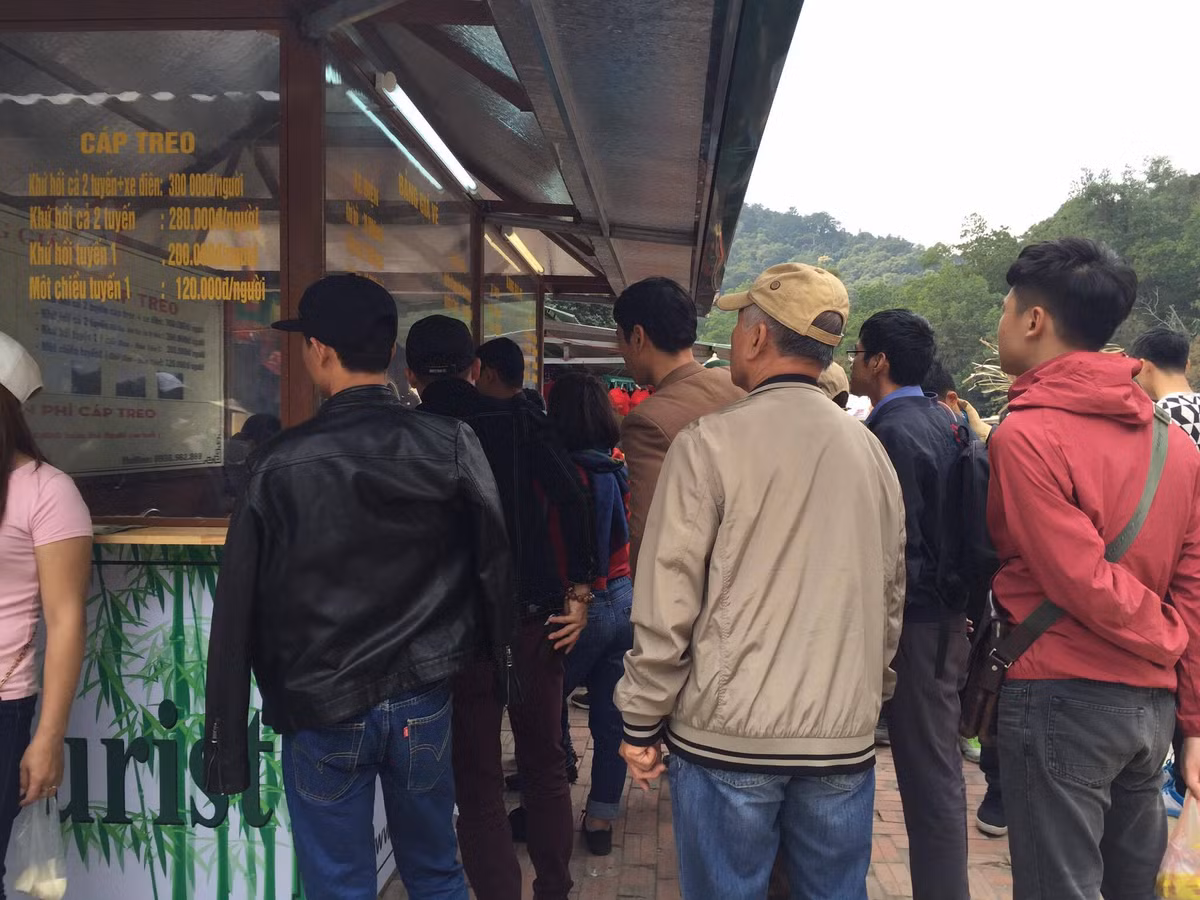 Hang van du khach chen chan den cac di tich, danh thang Quang Ninh-Hinh-6