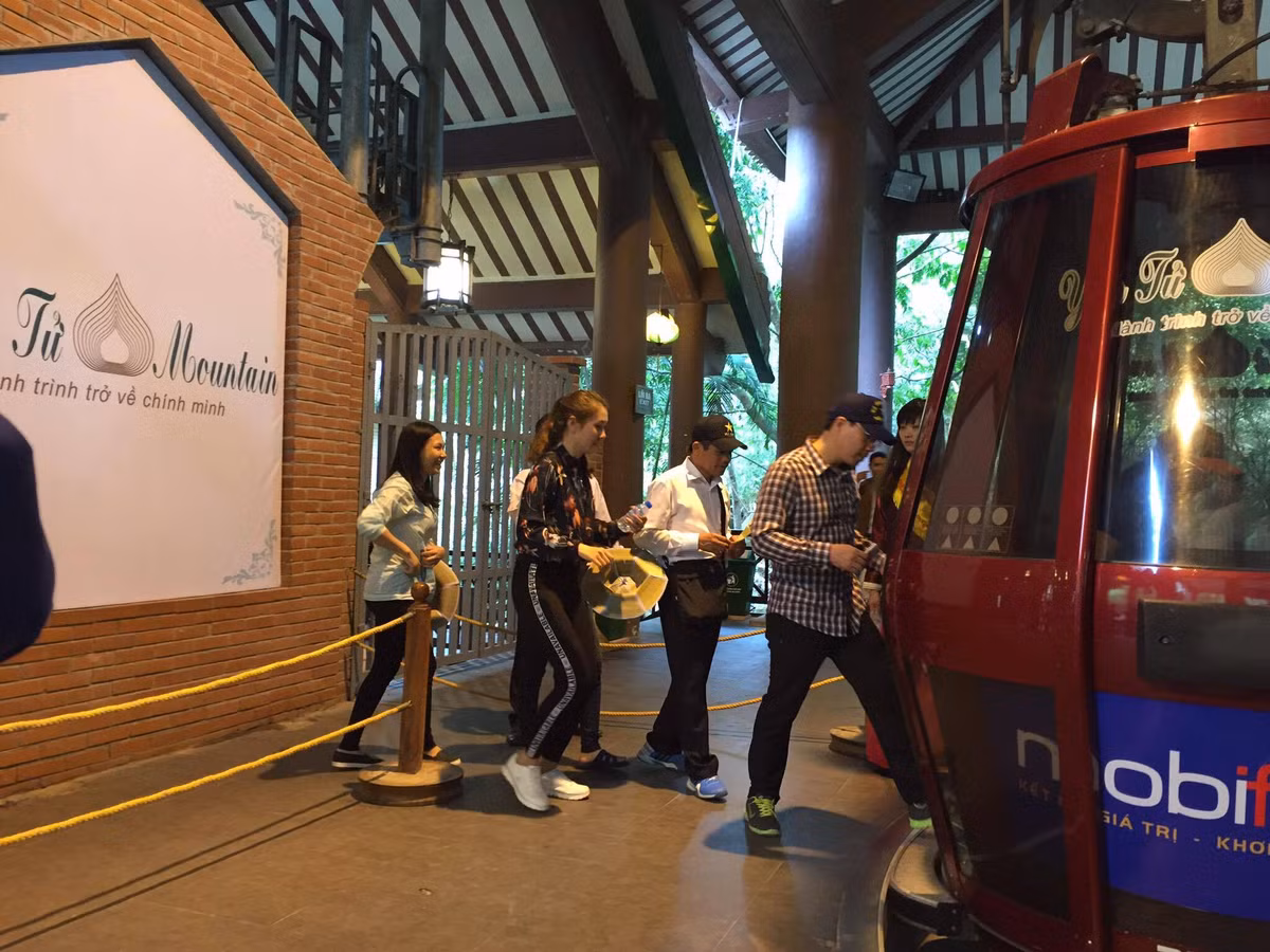 Hang van du khach chen chan den cac di tich, danh thang Quang Ninh-Hinh-9