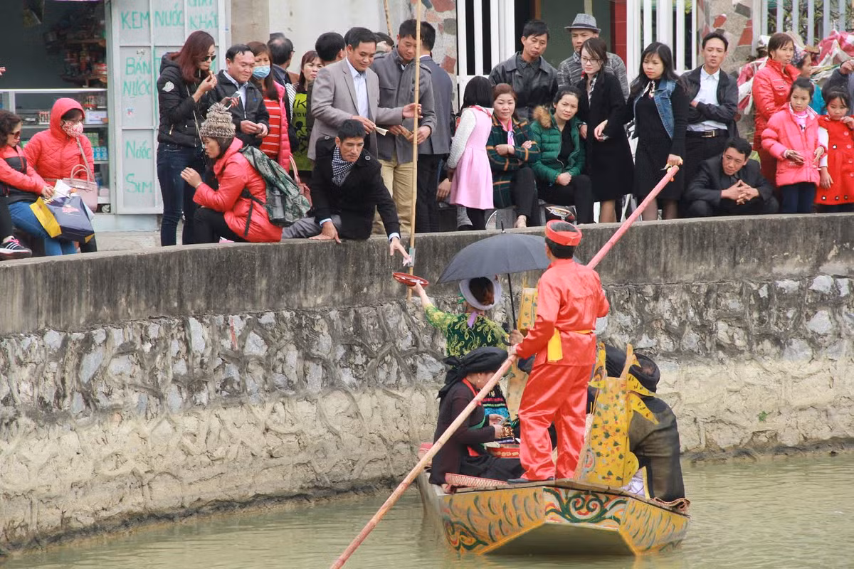 Trước cửa chùa, trong thuyền rồng giữa dòng tiêu tương hoài cổ, và trên các ao, hồ, trong nhà các nghệ nhân tại các làng quan họ vùng Lim, những câu quan họ vang vọng chan chứa tình cảm của người Bắc Ninh.