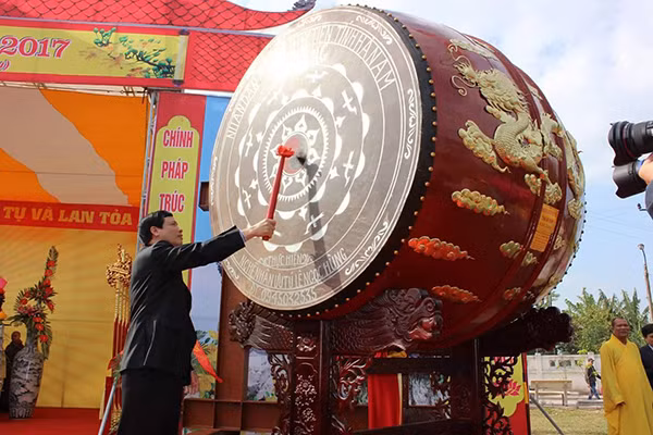 Chủ tịch UBND tỉnh Quảng Ninh Nguyễn Đức Long đánh trống hội.