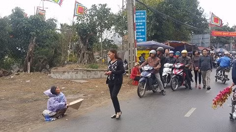 Tình trạng ăn xin tại chợ Viềng Kim Thái vẫn diễn ra.