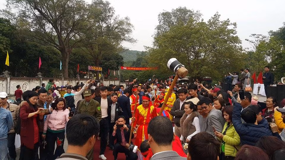 Đông đảo du khách tham gia cổ vũ cho các nghệ nhân.