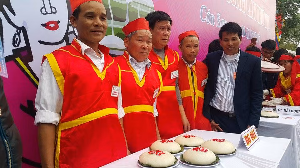 Thành quả là những chiếc bánh giầy thơm ngon được đặt lên bàn để Ban giám khảo chấm điểm.