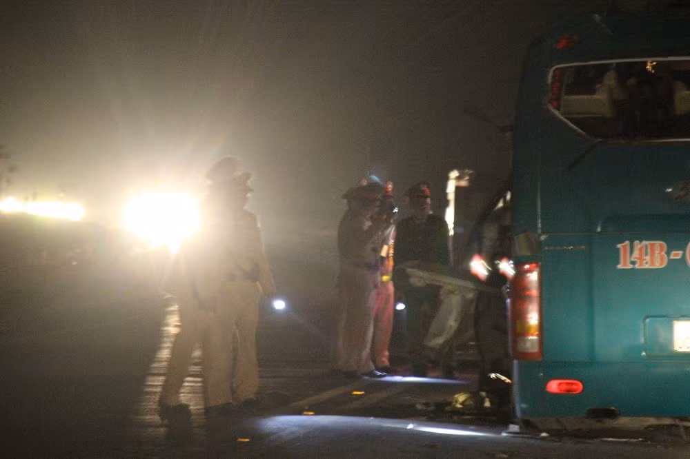 Có mặt tại hiện trường vụ nổ xe khách ở Bắc Ninh, lực lượng y tế do Giám đốc Sở Y tế trực tiếp chỉ đạo đã chuyển toàn bộ người bị thương về Bệnh viện đa khoa tỉnh cấp cứu. Trao đổi với PV vào rạng sáng 22/2, bà Tô Thị Mai Hoa - Giám đốc Sở Y tế Bắc Ninh - cho hay, hiện tại có 12 người bị thương trong vụ tai nạn được đưa vào Bệnh viện đa khoa tỉnh Bắc Ninh sơ cứu và đã ổn định.