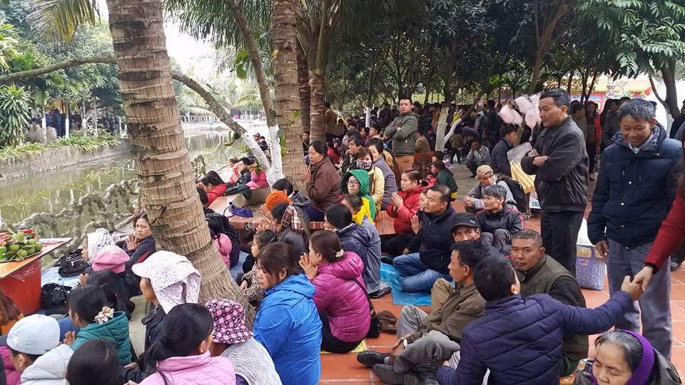 Nơi nào cũng chật kín người ngồi nghe Mẫu The giải hạn.