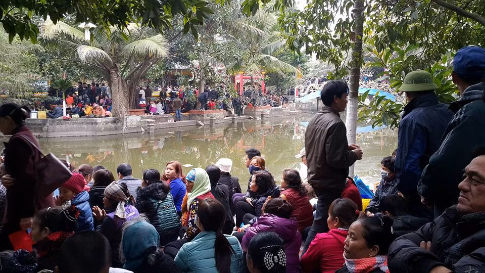 Quanh hồ nước trong khuôn viên Phủ.