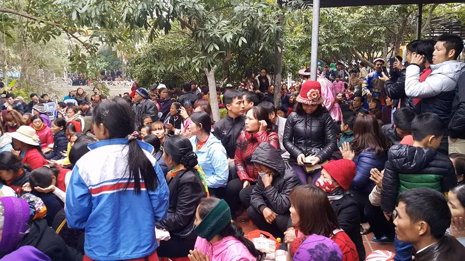 Ngày rằm tháng Giêng hay các ngày lễ, lượng khách về đông, một số người dân làng Vũ Xá có cơ hội để kiếm tiền từ trông xe, phục vụ trong Phủ cũng như buôn bán các hàng hóa phục vụ khách các địa phương khác đến. Các con đường dẫn vào phủ “mẫu The”, các khoảng sân vườn trong các hộ dân gần phủ Mẫu đều được tận dụng làm bãi gửi xe với giá cao ngất ngưởng, xe máy 20.000/lượt, ô tô từ 50.000 đến 100.000đ/lượt, hàng quán nườm nượp ven đường, giá các mặt hàng cũng khá cao.