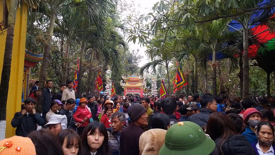 Người người chen chân nhau.