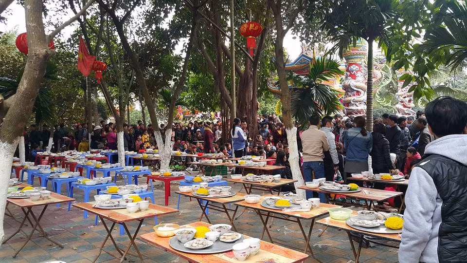 Như mọi năm, năm nay Phủ Mẫu The lại làm hàng nghìn mâm cơm đãi khách.