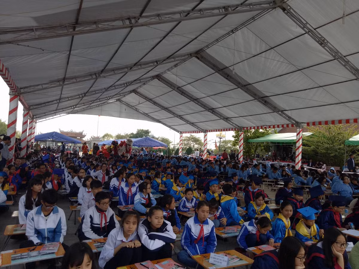 Hơn 500 học sinh giỏi đã tham gia lễ hội khai bút.